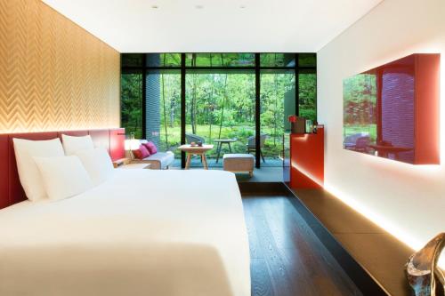 Deluxe King Room with Garden View