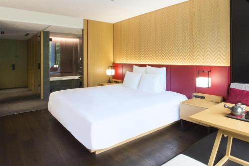 Deluxe King Room with Garden View