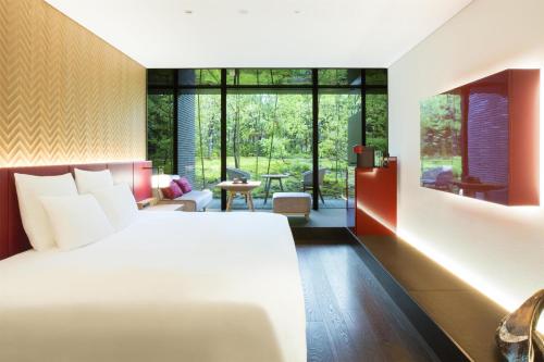 Deluxe King Room with Garden View