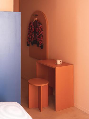 Non Smoking - Standard Queen Room - A Room with a Column