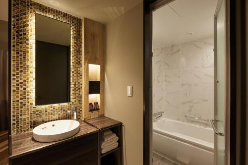 Superior Corner Twin Room with City View - Extra Bed for more than 3 Adults