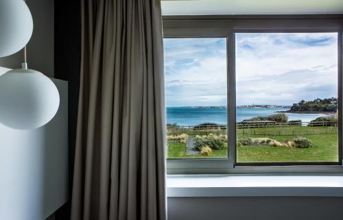 Superior sea side room with two single beds