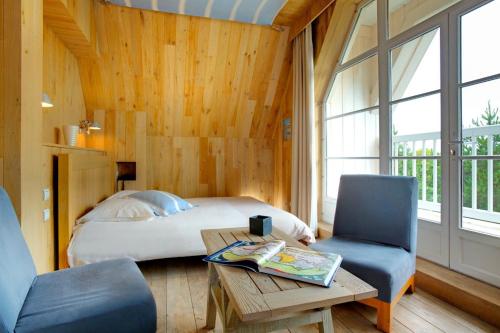  Wooden style Junior Suite 