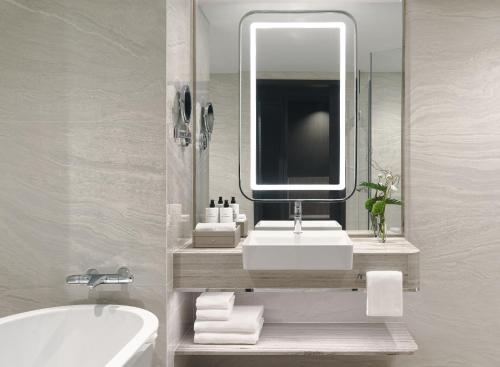 Premium King Room - Club Lounge Access