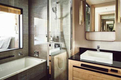 Classic Twin Room with Mountain View