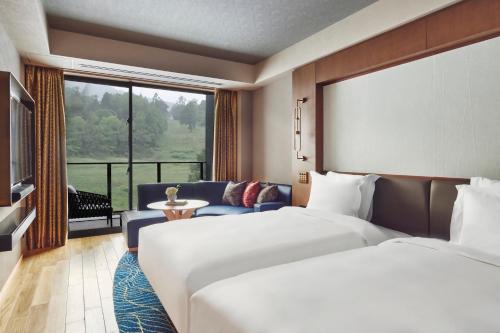 Classic Twin Room with Mountain View