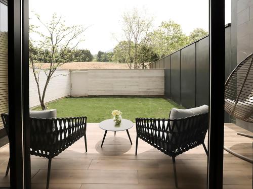 One-Bedroom Suite with Two Queen Beds and Private Garden