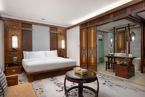 Classic King Room with Garden View