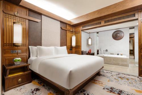 Junior King Suite - Club Lounge Access