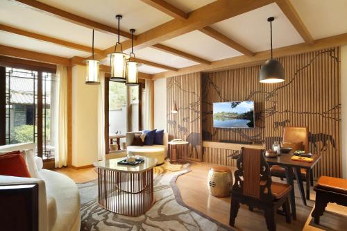 1 King Villa with Living Dining Areas