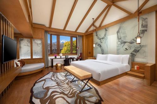 1 King Villa with Living Dining Areas