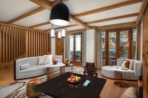 1 King Villa with Living Dining Areas