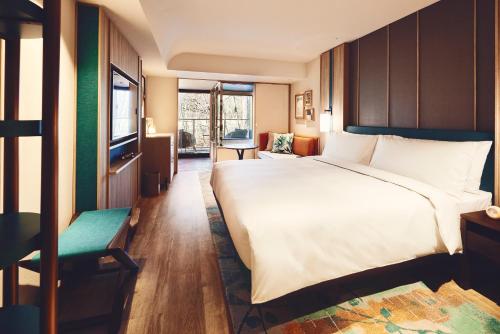 Standard King Room with River View
