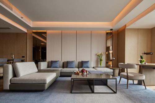 One-Bedroom King Suite with Kitchen