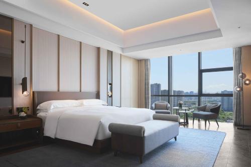 One-Bedroom King Suite with Kitchen