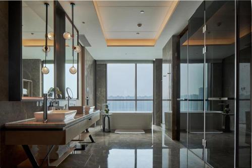 One-Bedroom King Suite with Kitchen