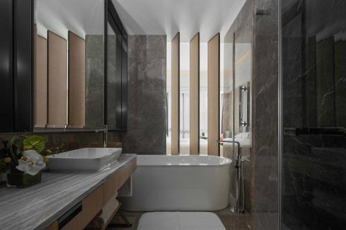 Classic Twin Room with Ferris Wheel View
