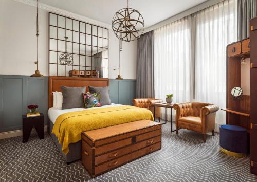 1 King Bed Premium