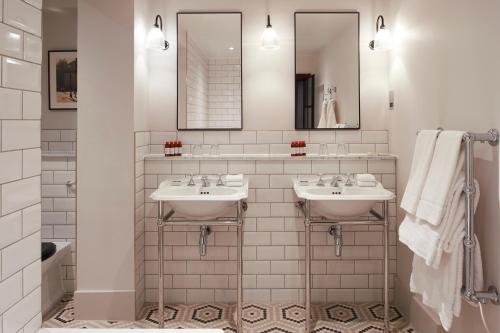 1 King Beds Suite - Additional Living Area