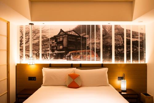 Standard King Room with Mountain View