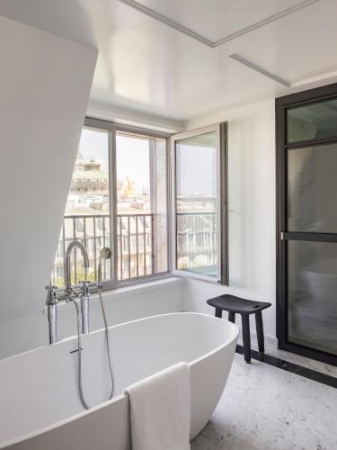 King Suite with Eiffel Tower View