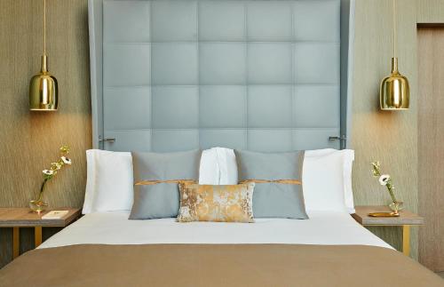 King Room with Accessible Roll in Shower