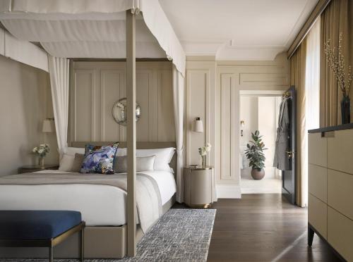 1 King Bed Suite Park View