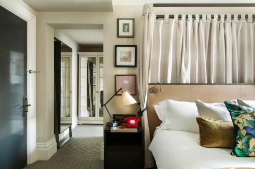1 King Bed Premium