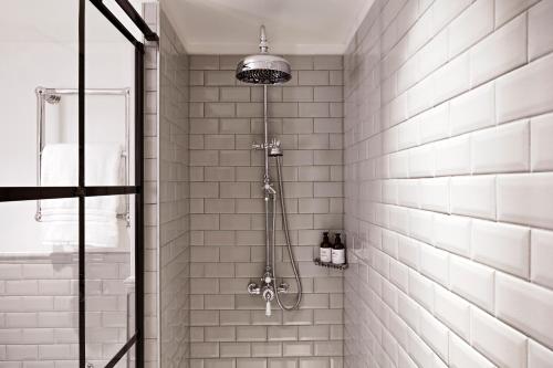 1 Essential Room 