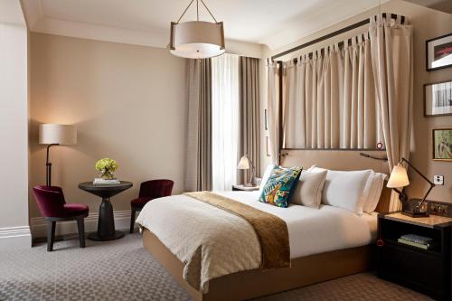 1 Queen Bed Essential Accessible Roll Shower