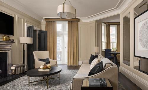1 King Bed 1 Bedroom Suite Park View