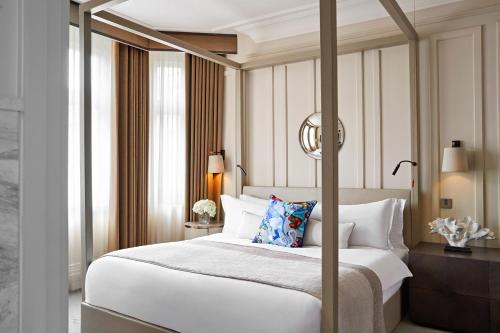 1 King Bed 1 Bedroom Accessible Suite 