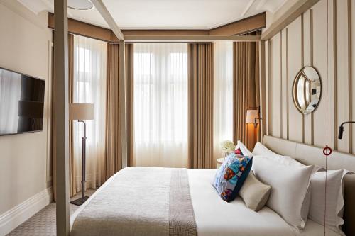 1 King Bed 1 Bedroom Accessible Suite 