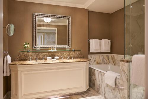 Junior King  Suite With Sofa Bed