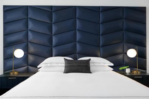 Essential King Room with Mobility Accessible Tub