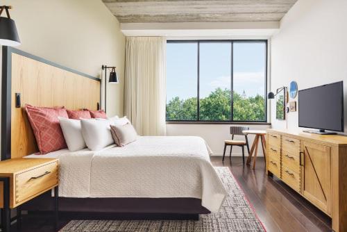 Deluxe King Room - Hearing Accessible/Non-Smoking 