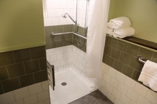 King Room with Shower - Disability Access/Non-Smoking