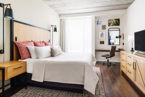 King Room - Hearing Accessible - Non-Smoking