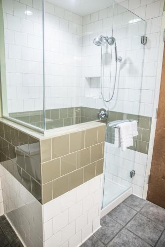 Room with Two Beds - Hearing Accessible - Non-Smoking