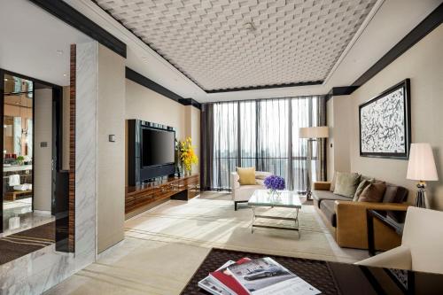 1 King Bed 1 Bedroom Suite City View