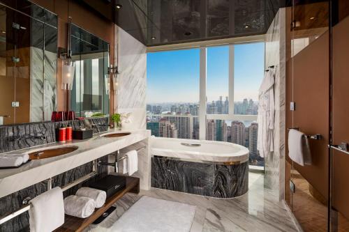 1 King Bed 1 Bedroom Suite City View