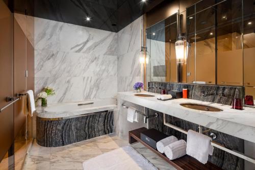2 TWIN BEDS CLUB REGENT(Regent Club Benefits with Happy Hour)