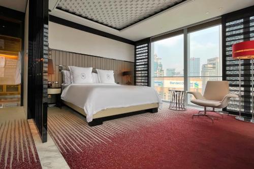 1 King Club Regent Suite City View