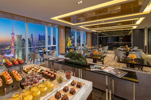 PREMIUM KING Bed with PEARL VIEW(SPA for two Package & Regent Club Benefit)
