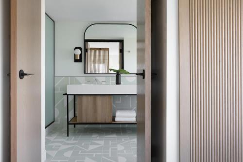 King Room with Mobility Accessible Roll-In Shower