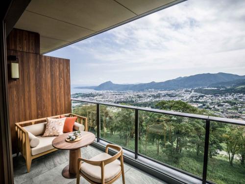 Classic Twin City View Top Floor