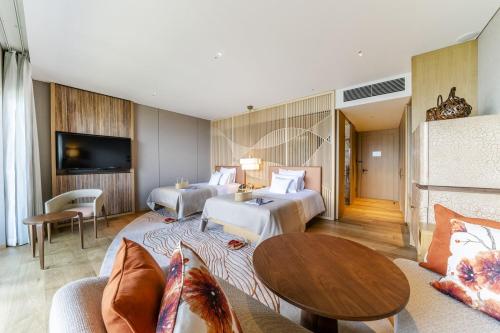 Classic Twin Room with City View - Club Access