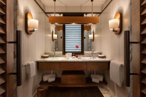 Deluxe Suite Pool and Sea View
