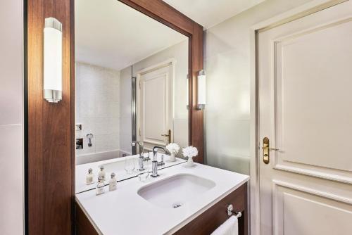 Deluxe Room with partial sea view