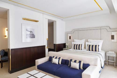 Junior Suite with Partial Sea View